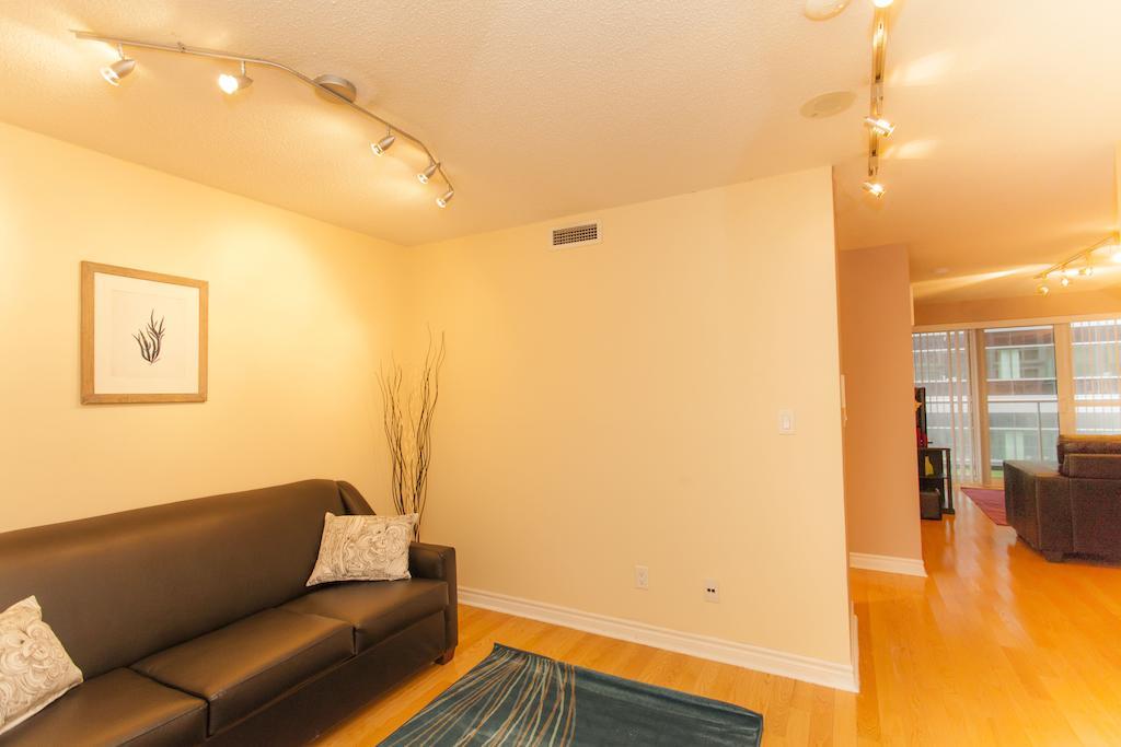 Red Maple Suites - Icon Toronto Phòng bức ảnh