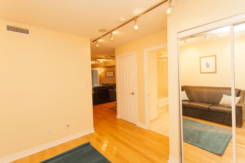 Red Maple Suites - Icon Toronto Phòng bức ảnh